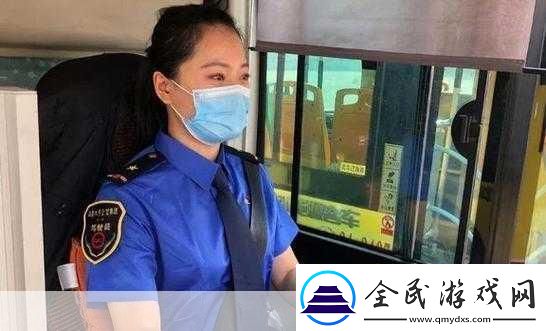 站在公交車里抓著搖曳的手環1.握住搖曳手環感受城市的脈動